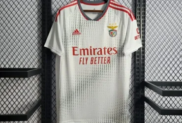 camisa branca do Benfica